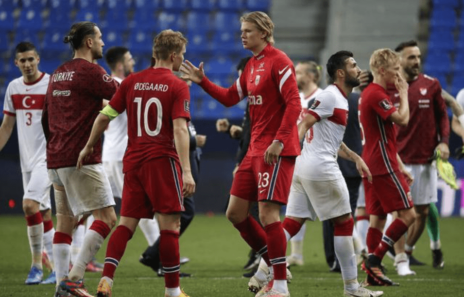 利物浦发布备战花絮；关键时刻更衣室发声；CBA季后赛任务艰巨；年轻球员得到机会 