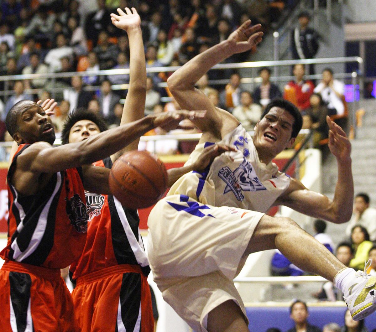 NBA季后赛赛后再迎强敌，广东宏远绝杀压哨，主帅态度——球迷炸锅，临场指挥获称赞的简单介绍
